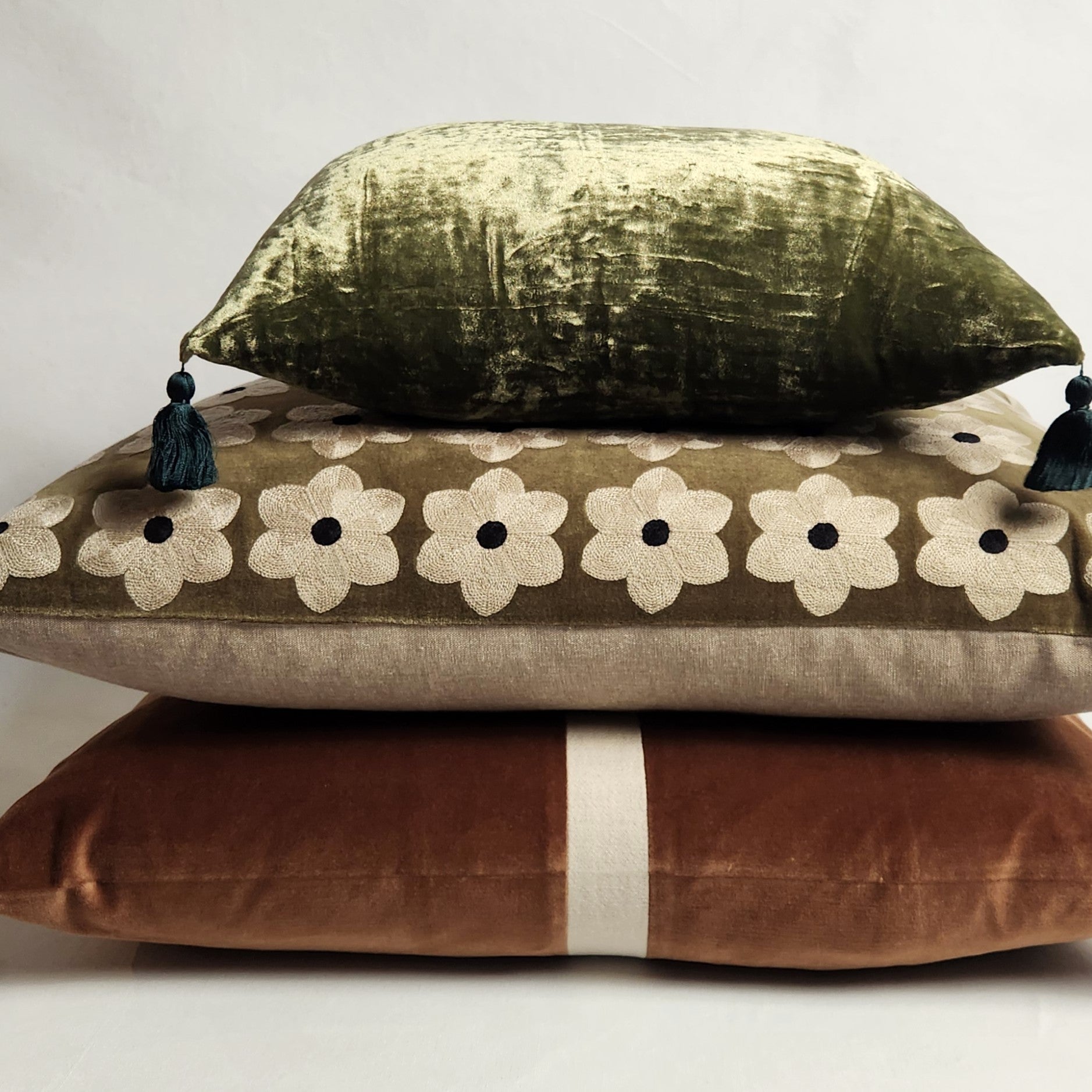 Daisy Cushion - Moss Green